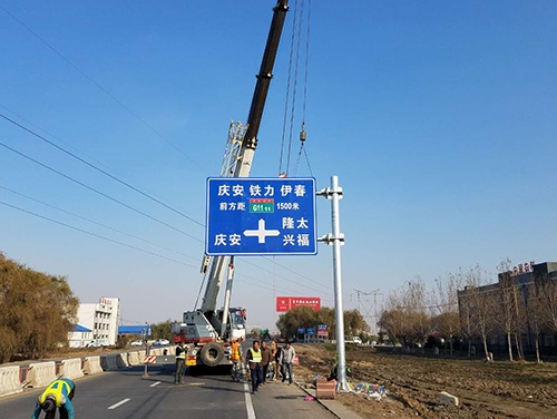 张家界张家界道路护栏网网片该如何进行正确的选购呢？